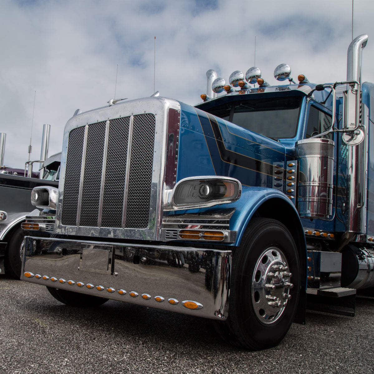 Black Heated Model 9600 Pod Lights for Peterbilt Trucks!